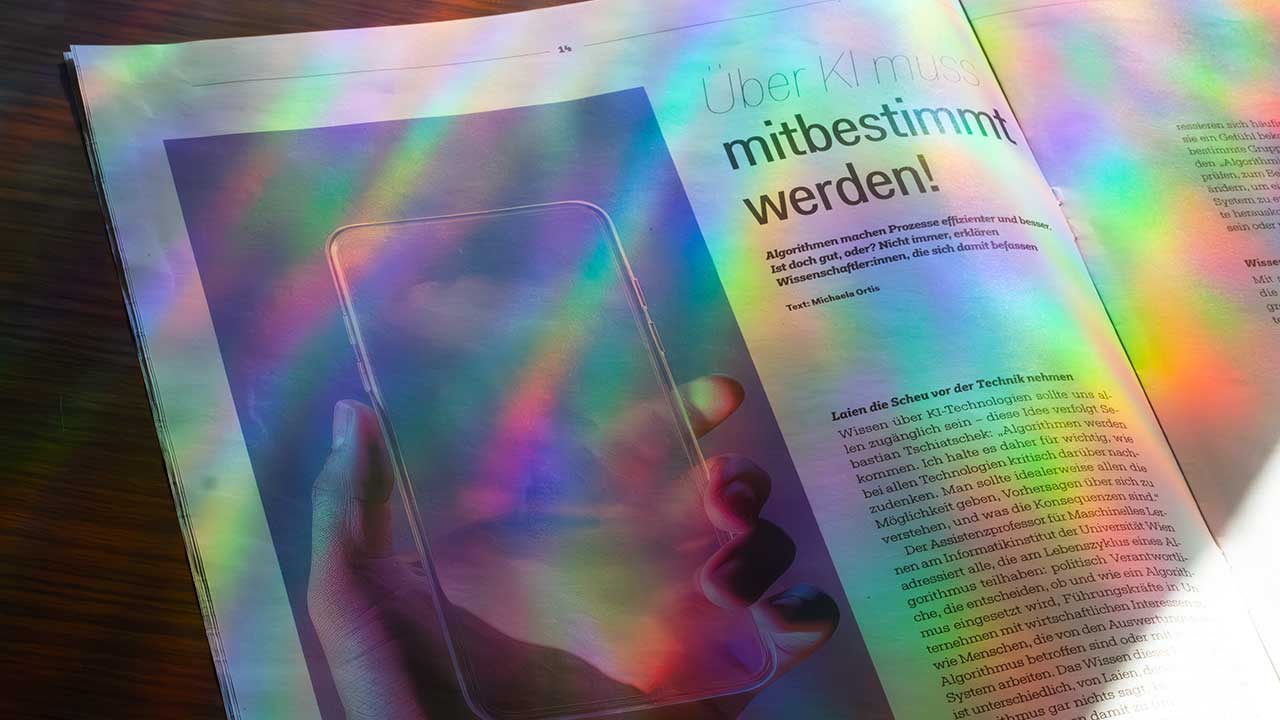 "Ein Bild von einer Hand, die ein Glas-Smartphone mit eingebetteten Wolken hält, umgeben von einem farbenfrohen Schein, der eine Traumwelt suggeriert.