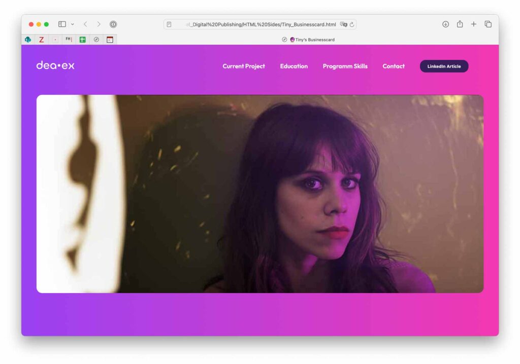 1920x1346_deaex_blog_Screenshot_html_chatgpt_menue Webseite mit einem lila Hintergrund, die ein Menü und ein Profilbild von Tiny Bernhard zeigt. Das Menü umfasst Bereiche wie "Current Project", "Education", "Program Skills" und "Contact".