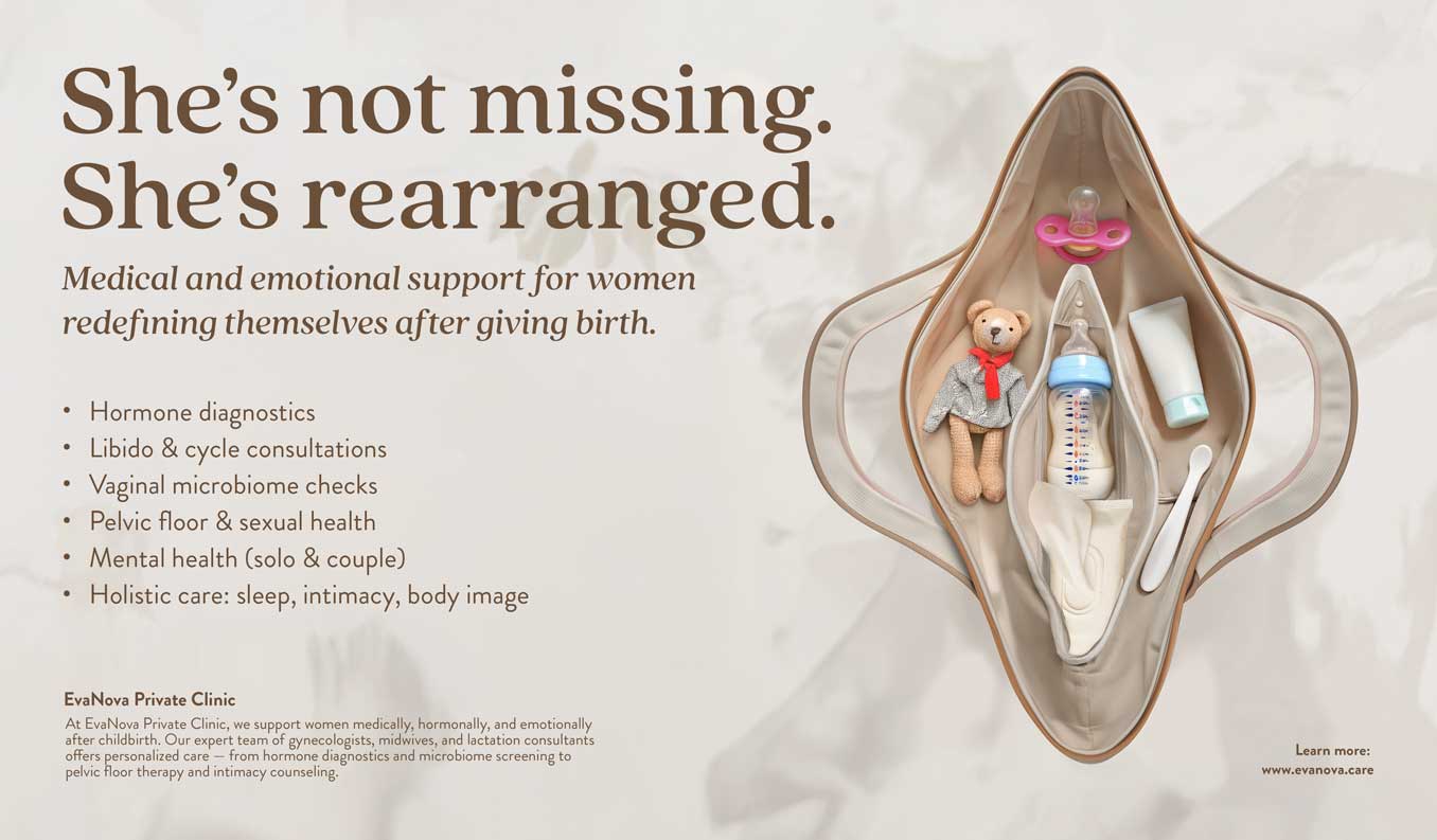 Visualisierung einer fiktiven Klinik-Anzeige: Eine Windeltasche in Form einer Vulva, gefüllt mit Babyartikeln, symbolisiert körperliche und emotionale Veränderungen nach der Geburt. Der Claim „She’s not missing. She’s rearranged.“ thematisiert die Neudefinition von Identität im Wochenbett. – generiert mit Midjourney, Photoshop und ChatGPT von deaex 2025