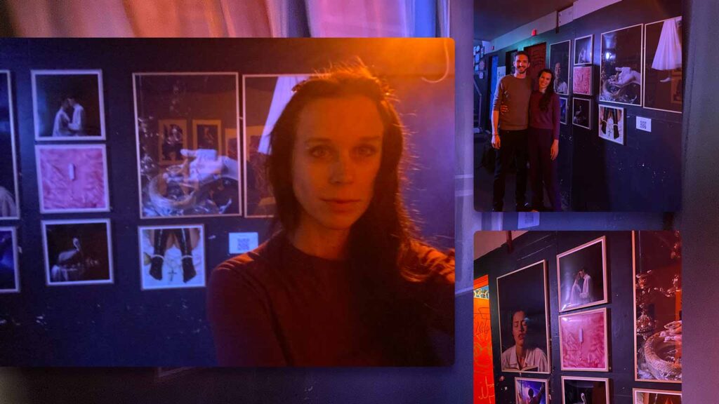 1536x864_deaex_blog_midjourney_Tampon_Fluc_ArtAttech_Kunst-küsst-Techno Foto von der Ausstellung „Kunst küsst Techno“ im Club Fluc, mit gerahmten Werken an der Wand. Zu sehen ist Tiny - Selbstporträt der Künstlerin Sainte Vienne vor der Bilderwand im Club Fluc – das Tampon-Werk hängt in der zentralen Position. deaex 2024