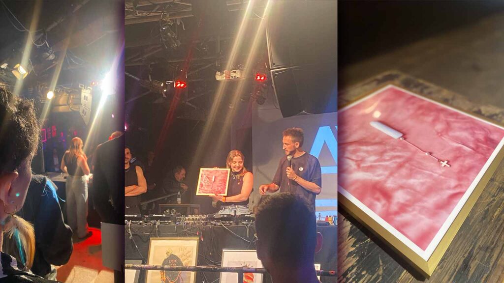 1536x864_deaex_blog_midjourney_Tampon_Versteigerung_Frauenhaus_ArtAttech_Kunst-küsst-Techno Szene aus dem Club Fluc in Wien bei einer Kunstauktion von Veranstaltung "Kunst küsst Techno" von Art Attech – das Tampon-Motiv von deaex wird live auf der Bühne versteigert.