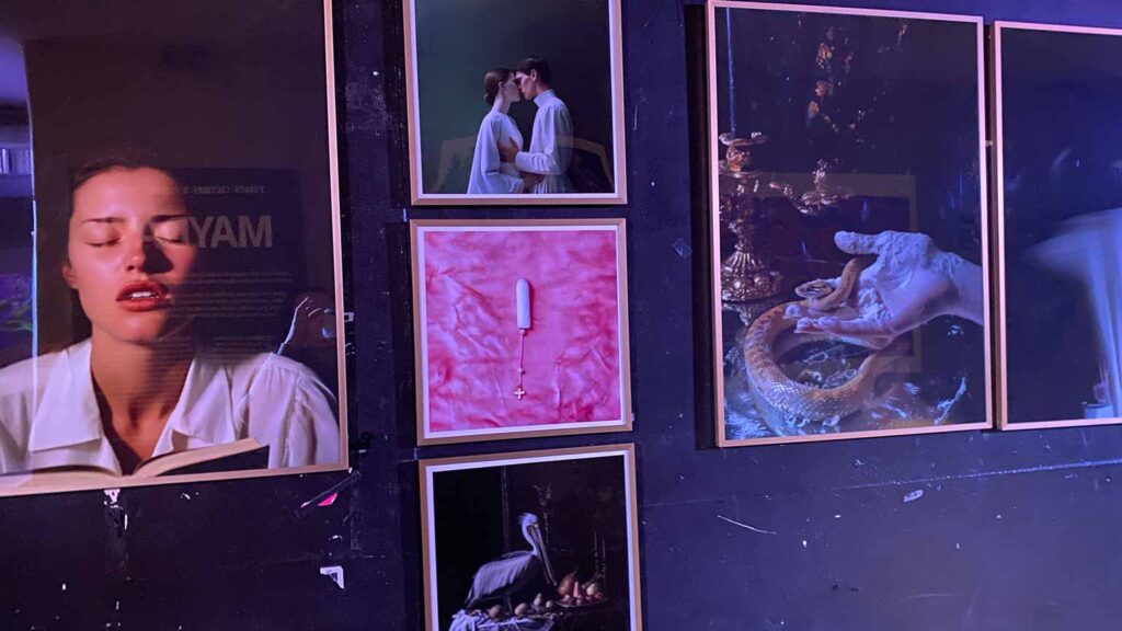 1920x1080_deaex_blog_midjourney_Tampon_Kunst-küsst-Techno-Ausstellung Ausstellung Kunst küsst Techno von Art Attech. Alle Bilder von Sainte Vienne – inklusive Tampon-Motiv von deaex, basierend auf Midjourney. Gezeigt im Club Fluc und Fluc Wanne Wien.